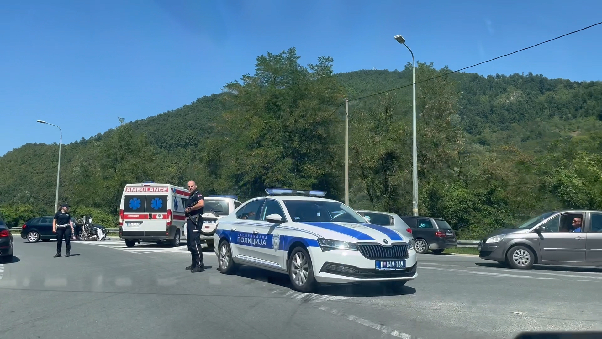 Vozač dvotočkaša povređen i prebačen u bolnicu/ Foto: RINA