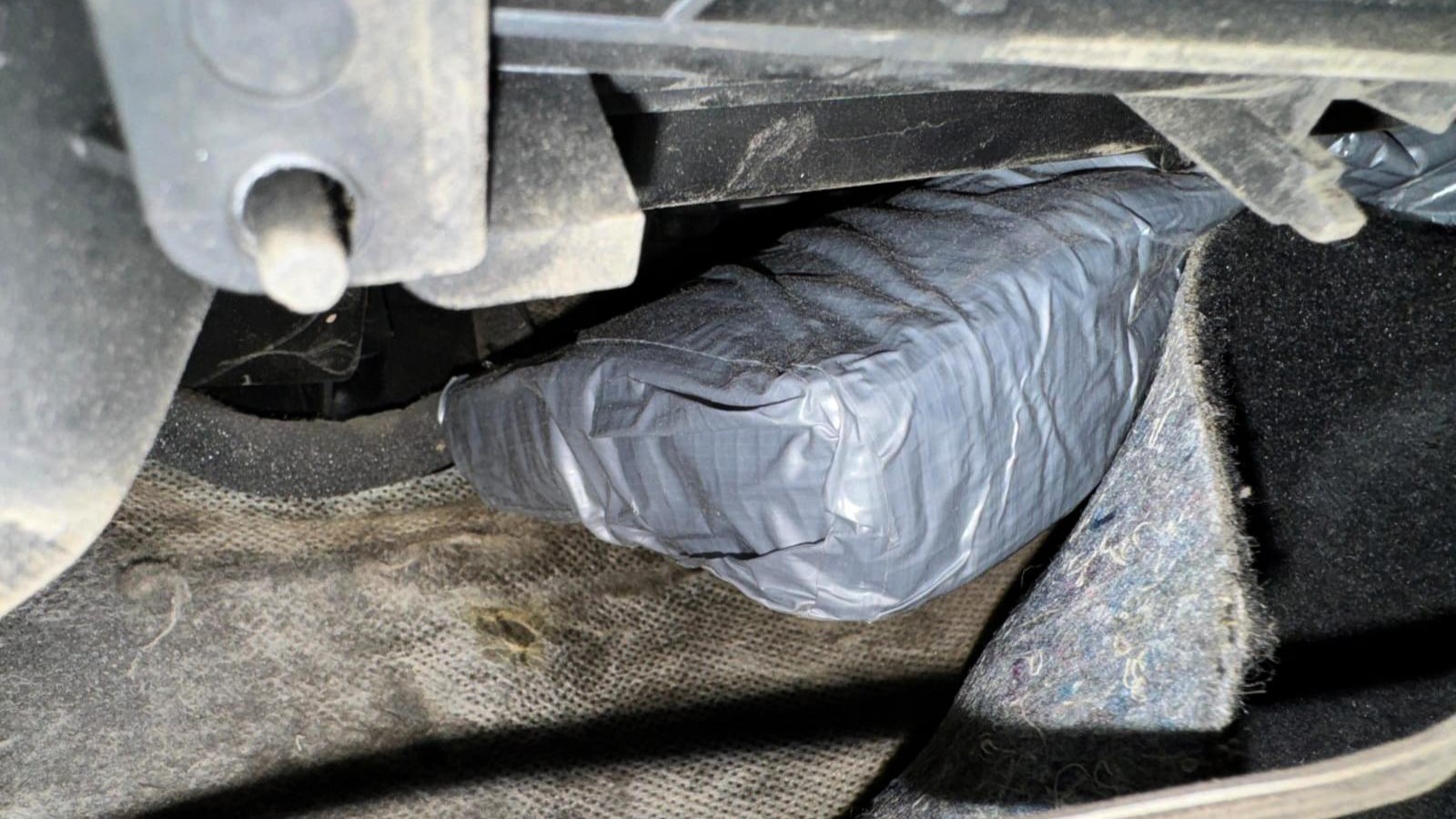 Udario u policijski automobil kad su ga zastavili: Mladiću iz Tutina pronađen kilogram kokaina u golfu