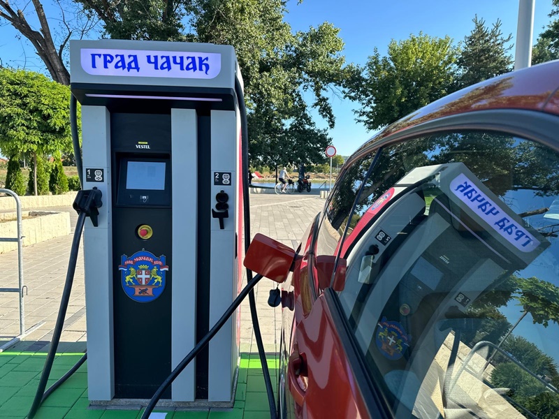 Postavljen još jedan punjač za električna vozila u Čačku / foto: RINA