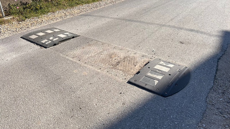 Šokirali smo se kad smo to videli: Neko je došao, otkinuo i odneo delove gumenog ležećeg policajca u čačanskom naselju Loznica, meštanima to bio jedini spas od bahatih vozača (FOTO)