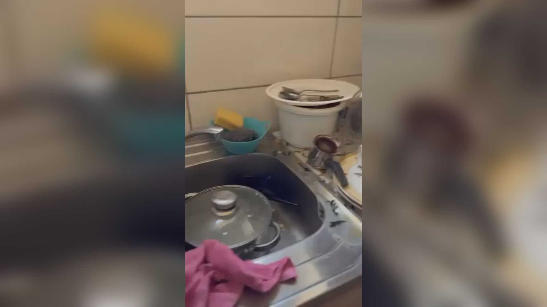 Niti možemo da okupamo decu, niti da skuvamo ručak i operemo suđe: Bruka i sramota u Crnoj Gori, preko 1.000 meštana u Kućama Rakića već  dva meseca nema vodu (FOTO)