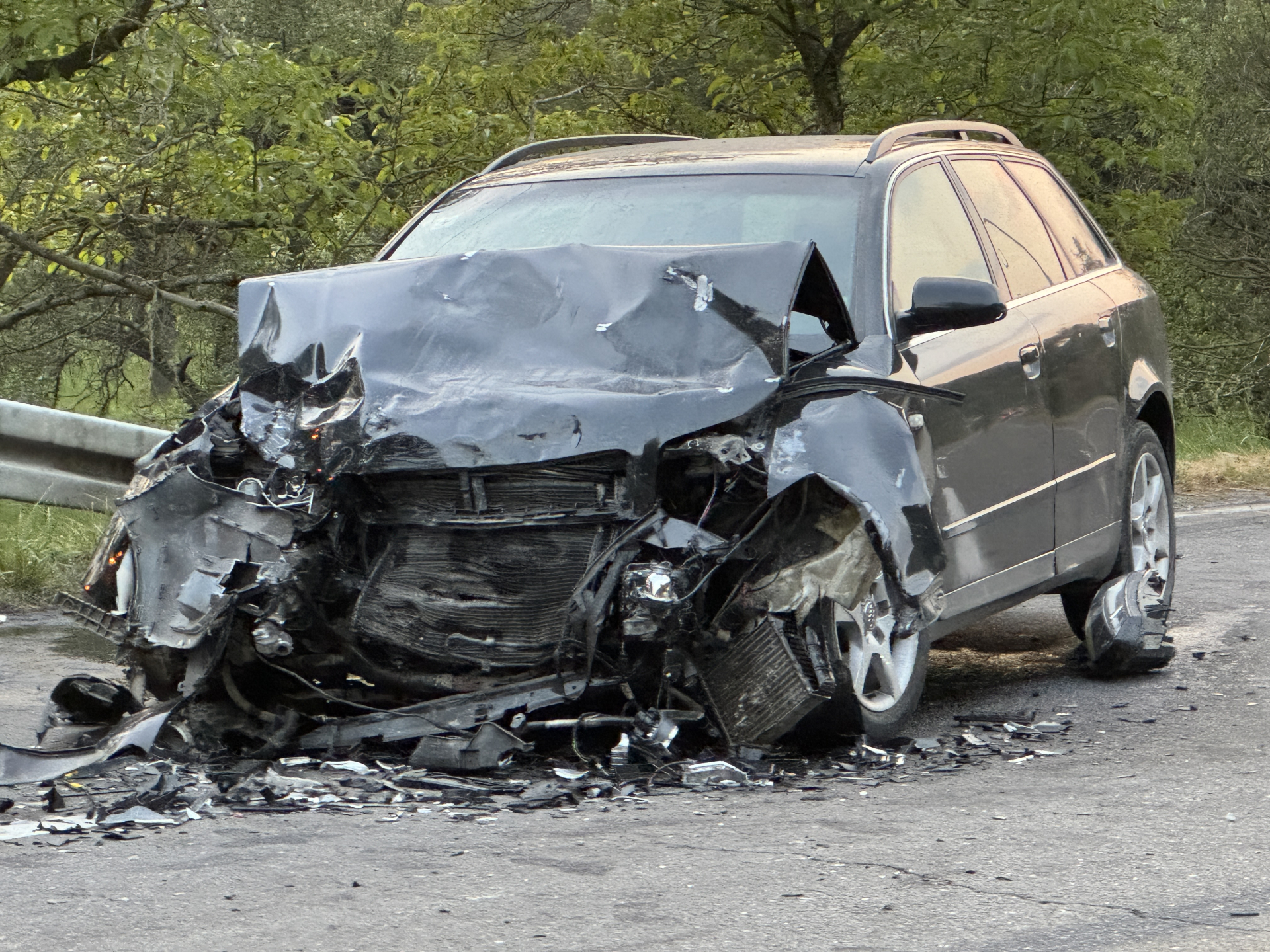 Preticala kolonu pa direktno udarila u audi: Teška saobraćajna nezgoda kod Novog Pazara, dve osobe povređene i prebačene u bolnicu (FOTO)