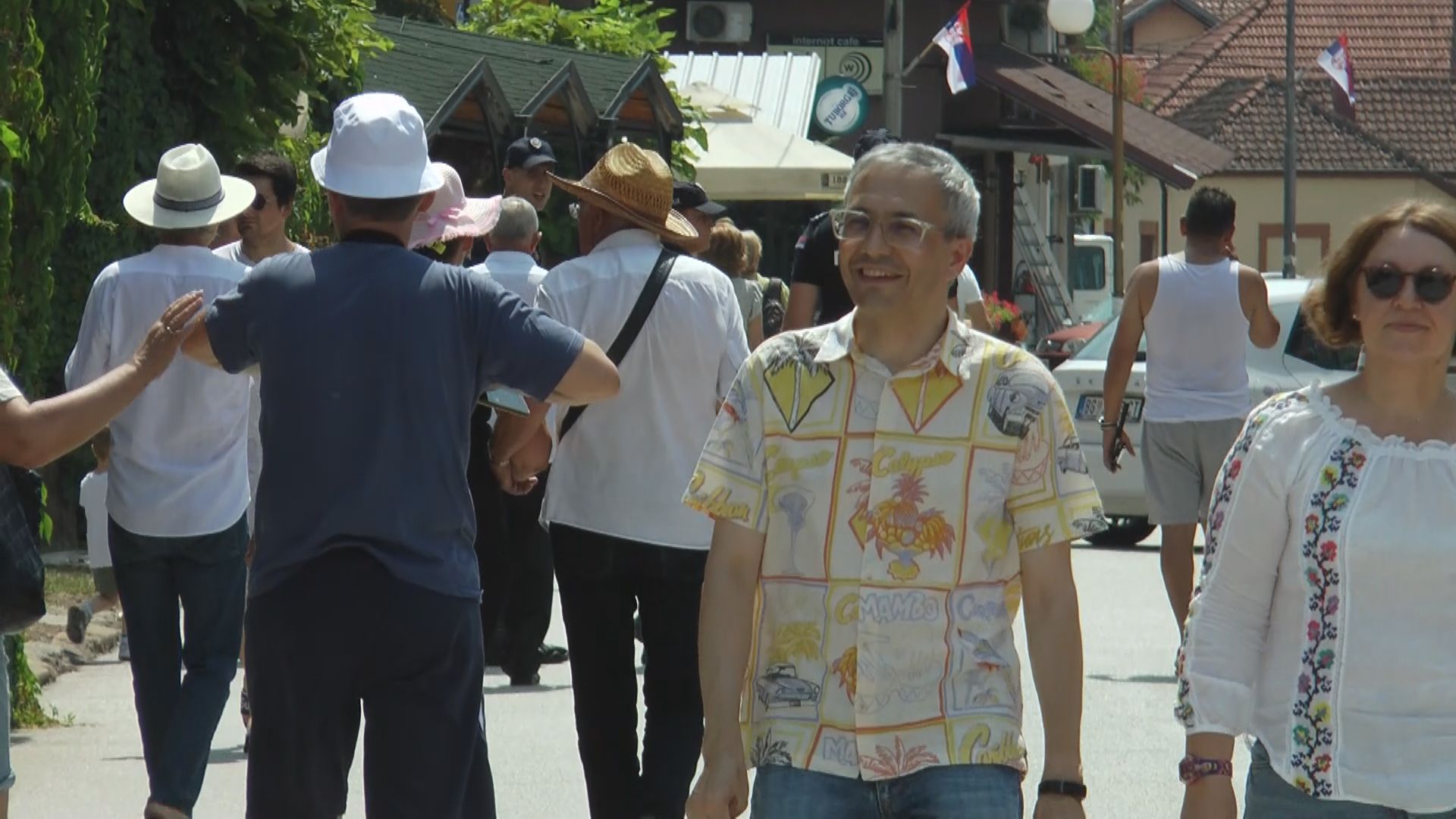 Truba najbolje zvuči u Guči: Stranci prosto obožavaju dragačevsku varoš – ko jednom dođe uvek se vraća, mladi Česi prvi put probali svadbarski kupus pa ga „gasili“ sa litrom vode (FOTO)