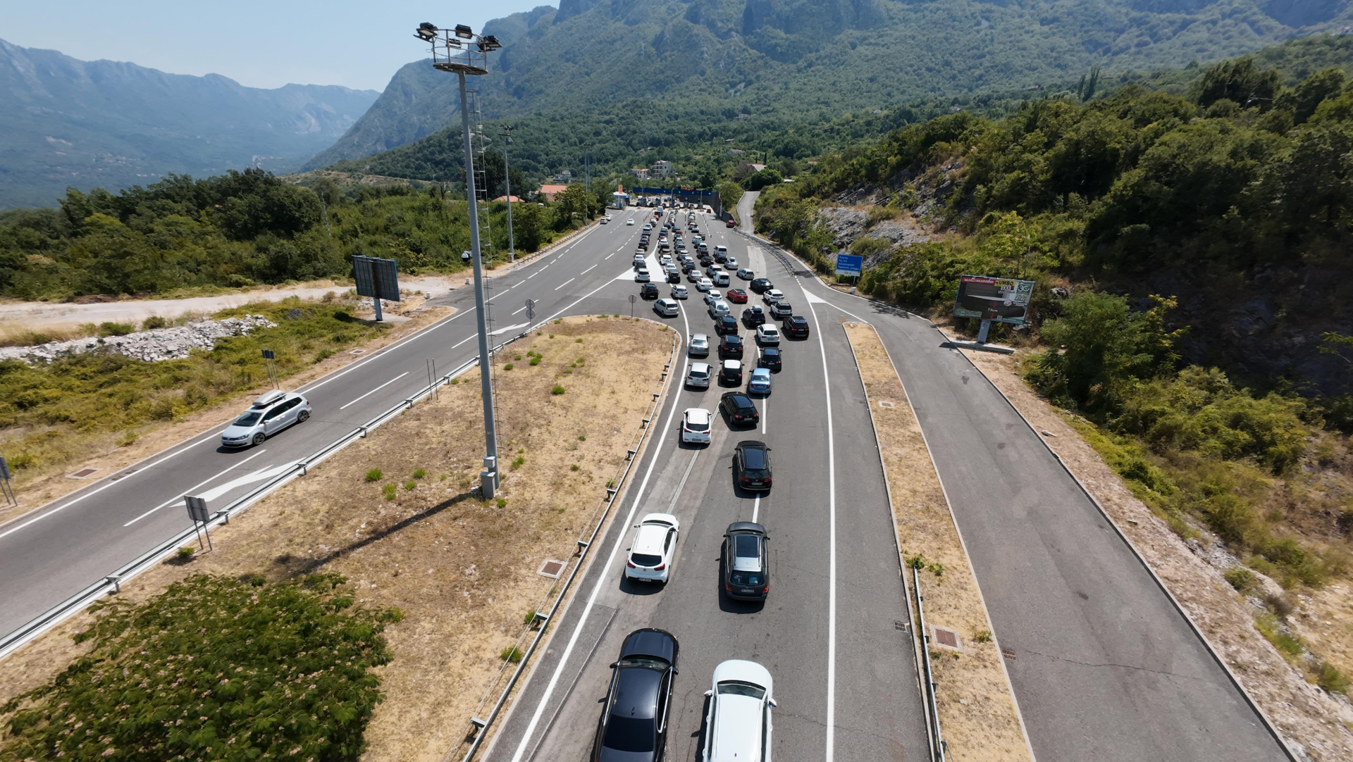 Ogromne saobraćajne gužve ka Crnogorskom primorju / foto: RINA