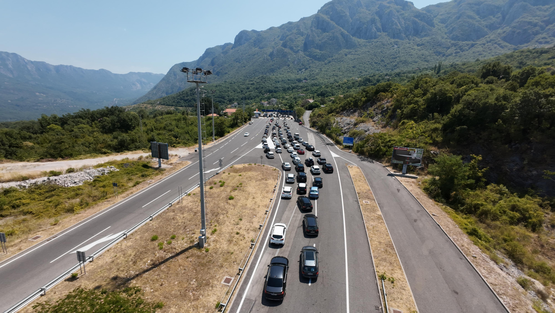 Neverovatni snimci iz vazduha tunela Sozina - sve stoji: Ogromne saobraćajne gužve i kilometarske kolone svaki dan su put Crnogorskom primorja, vozači budite oprezni i strpljivi (FOTO)(VIDEO)