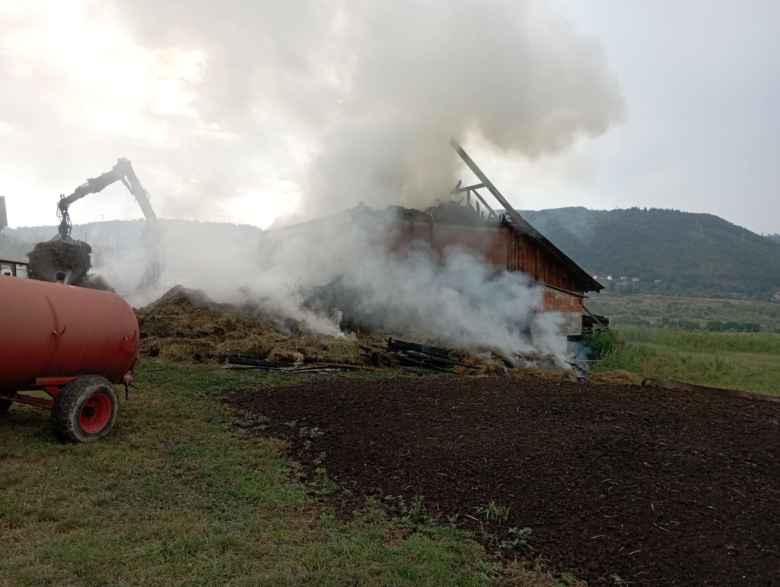 Gromovi napravili haos u selima kod Pljevalja: Zapalila se štala u Borovici, izgorelo 2000 bala sena i stradala goveda, rano jutros do temelja izgorela i kuća u Glibaćima (FOTO)