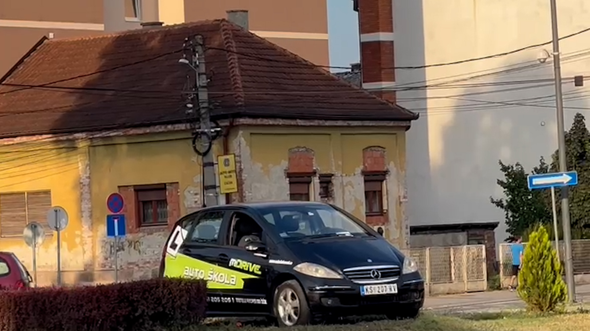 Neverovatan prizor u centru Čačka: Vozilo auto-škole parkirano i ostavljeno nasred zelene površine i kružnom toku, građani šokirano posmatraju (FOTO)(VIDEO)