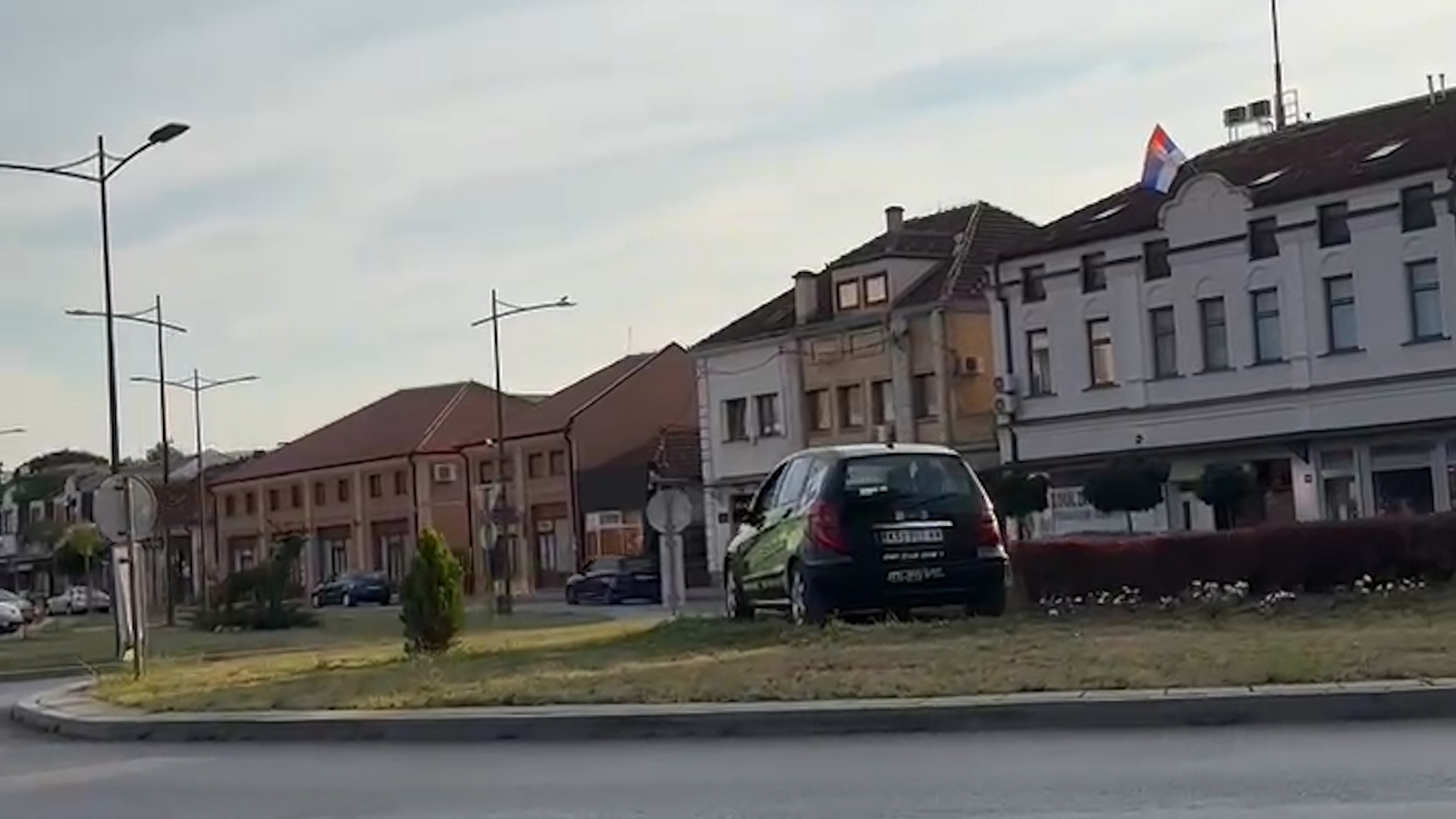 Neverovatan prizor u centru Čačka: Vozilo auto-škole parkirano i ostavljeno nasred zelene površine i kružnom toku, građani šokirano posmatraju/ Foto: RINA