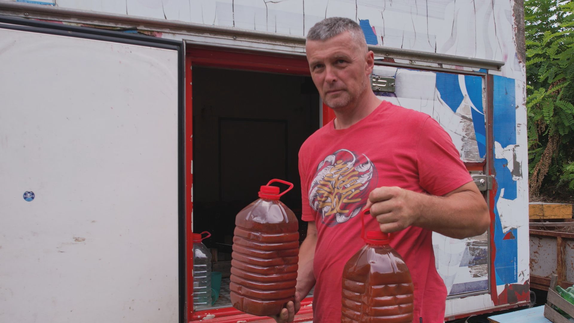 Pitali ga šta će mu korov, ali on ih nije slušao: Danko je danas novopazarski kralj šipurka, godišnje proizvode tri tone ove biljke a potom sve preradi i proda (FOTO)