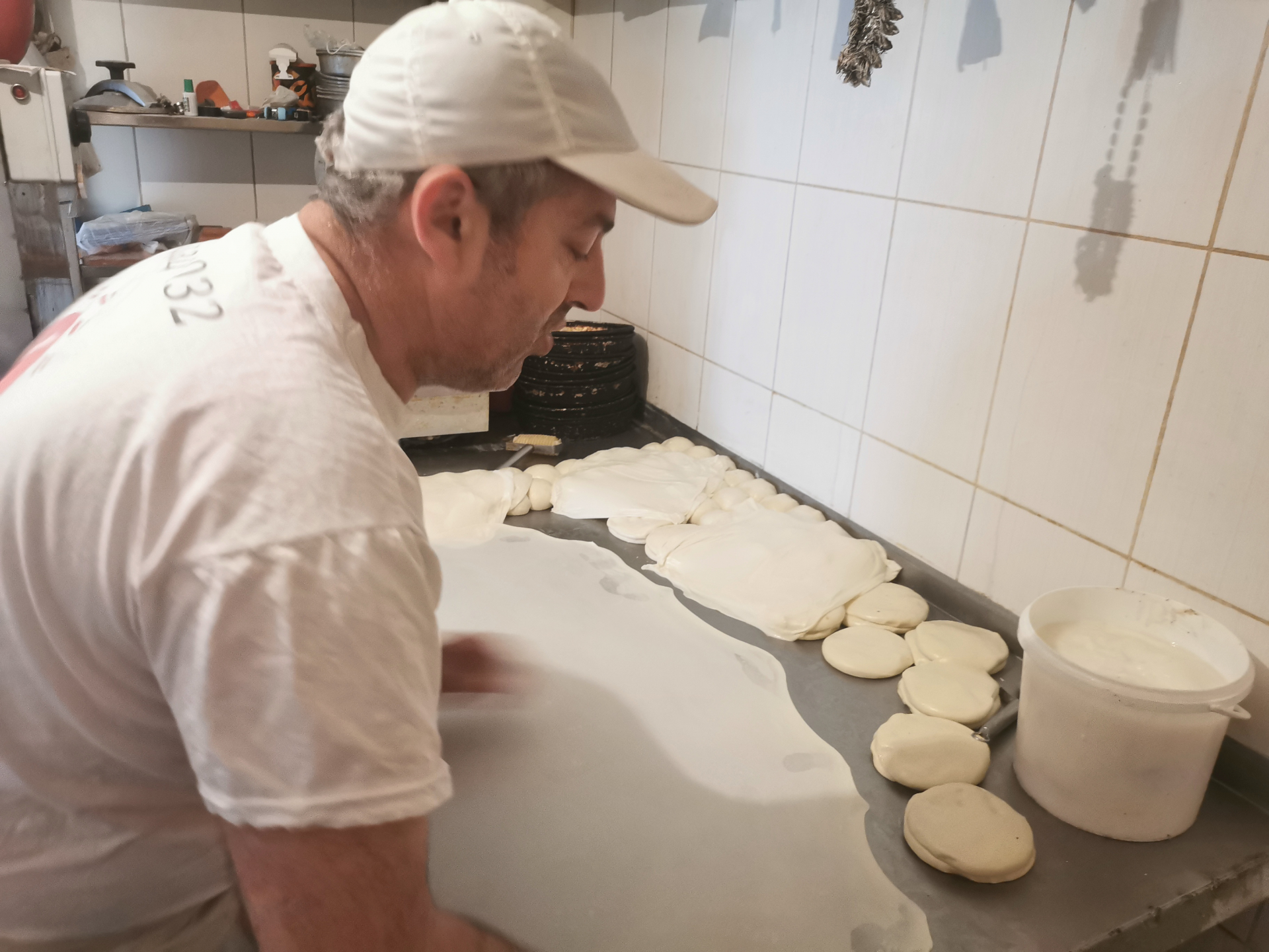 Ne mogu svi u programere, neko mora da umesi i vruć burek: Sve veća potražnja za pekarima u Srbiji, majstor Ljupče otrkiva kako da postanete vrhunski burekdžija i dobro da zaradite (FOTO)