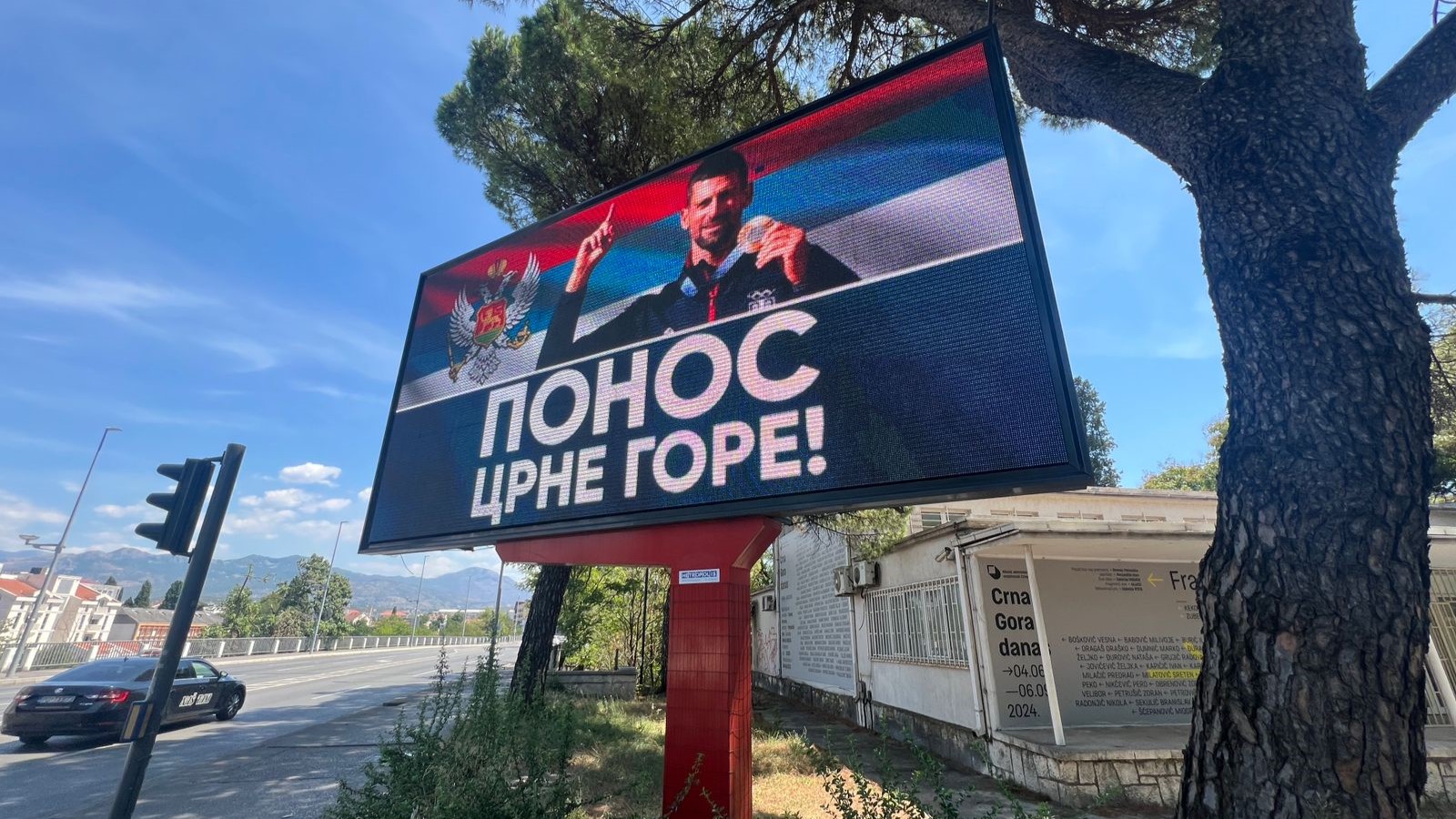 Kad sam video naježio sam se, čuo sam i da ljudi aplaudiraju kad to vide: Crnogorci na nesvakidašnji način čestitali pobedu Đokoviću, lik srpskog tenisera i trobojka osvanuli na bilbordu u centru Podgorice/ Foto: RINA