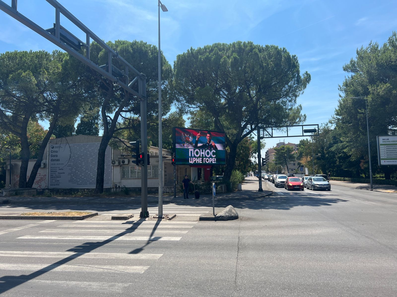 Kad sam video naježio sam se, čuo sam i da ljudi aplaudiraju kad to vide: Crnogorci na nesvakidašnji način čestitali pobedu Đokoviću, lik srpskog tenisera i trobojka osvanuli na bilbordu u centru Podgorice (FOTO)