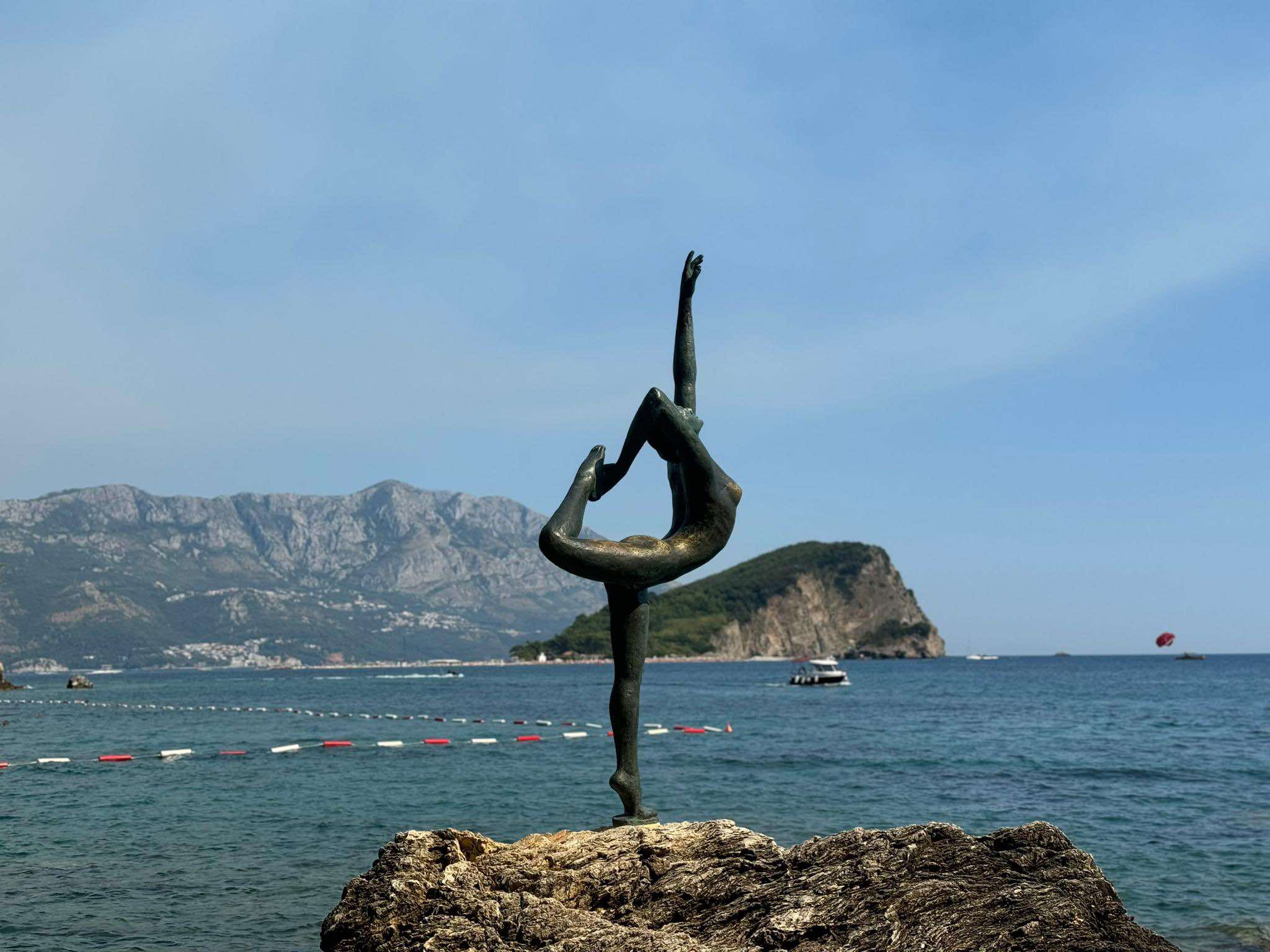 More, bure i oluje decenijama ništa ne mogu ovom čudu od skulpture: Čuvena Balerina je simbol Budve i motiv na skoro svim razglednicama, za mesto gde se nalazi vezane su brojne legende (FOTO)