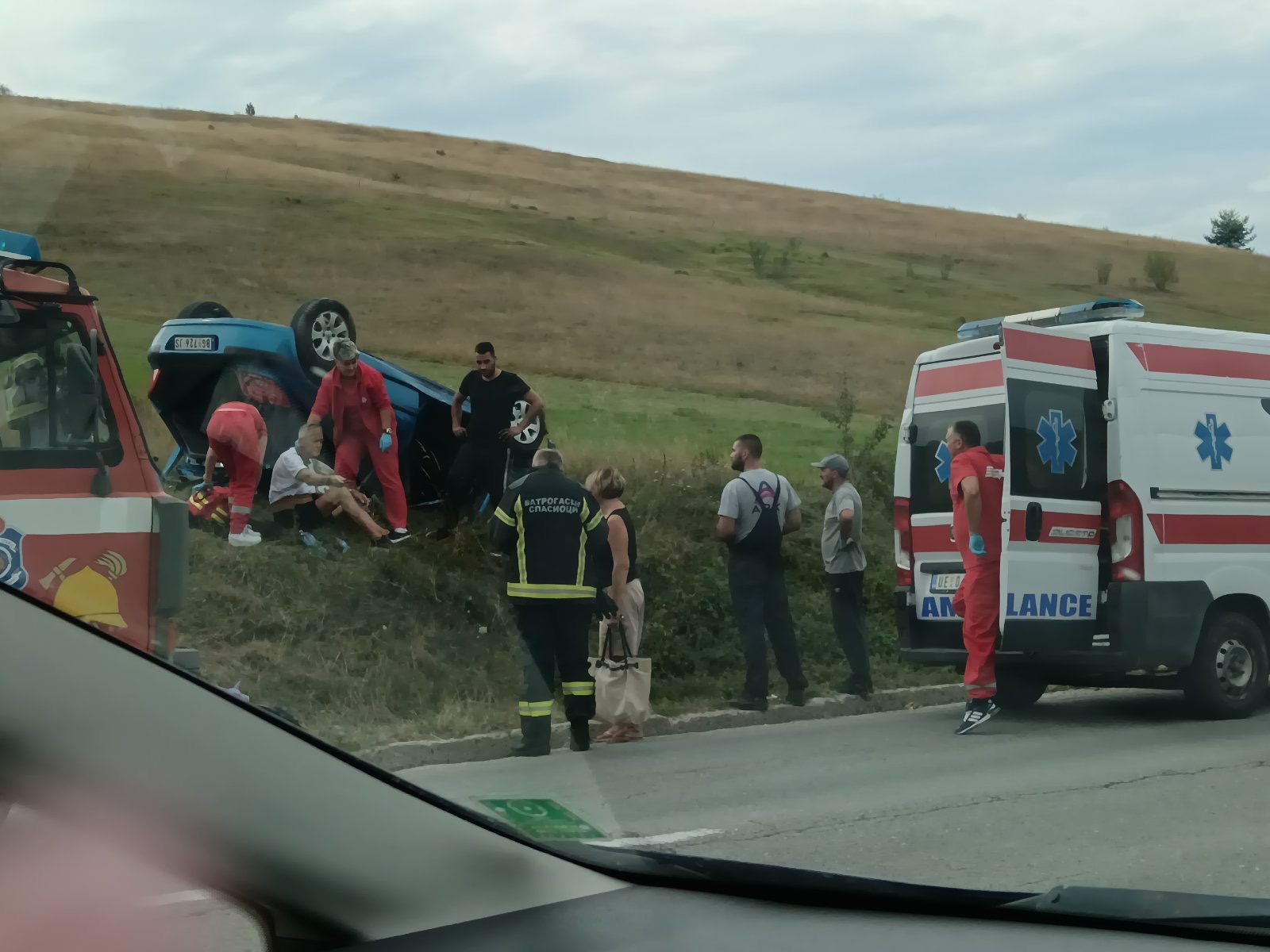 Sleteo sa puta i prevrnuo se na krov, vatrogasci izvlačili putnike: Saobraćajna nezgoda na putu ka Zlatiboru (FOTO)