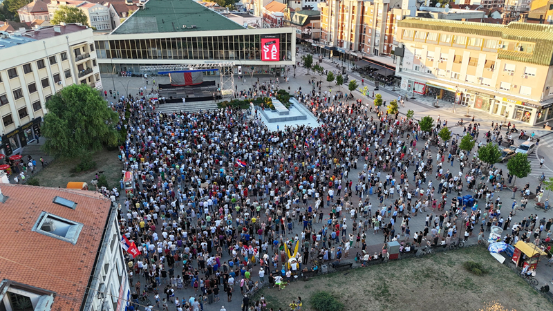 Protest na Gradskom trgu u Čačku protiv kopanja litijuma u Srbiji: Prisutni bili i opozicioni političari, sve završeno uvredjivim skandiranjem ispred prostorija SNS