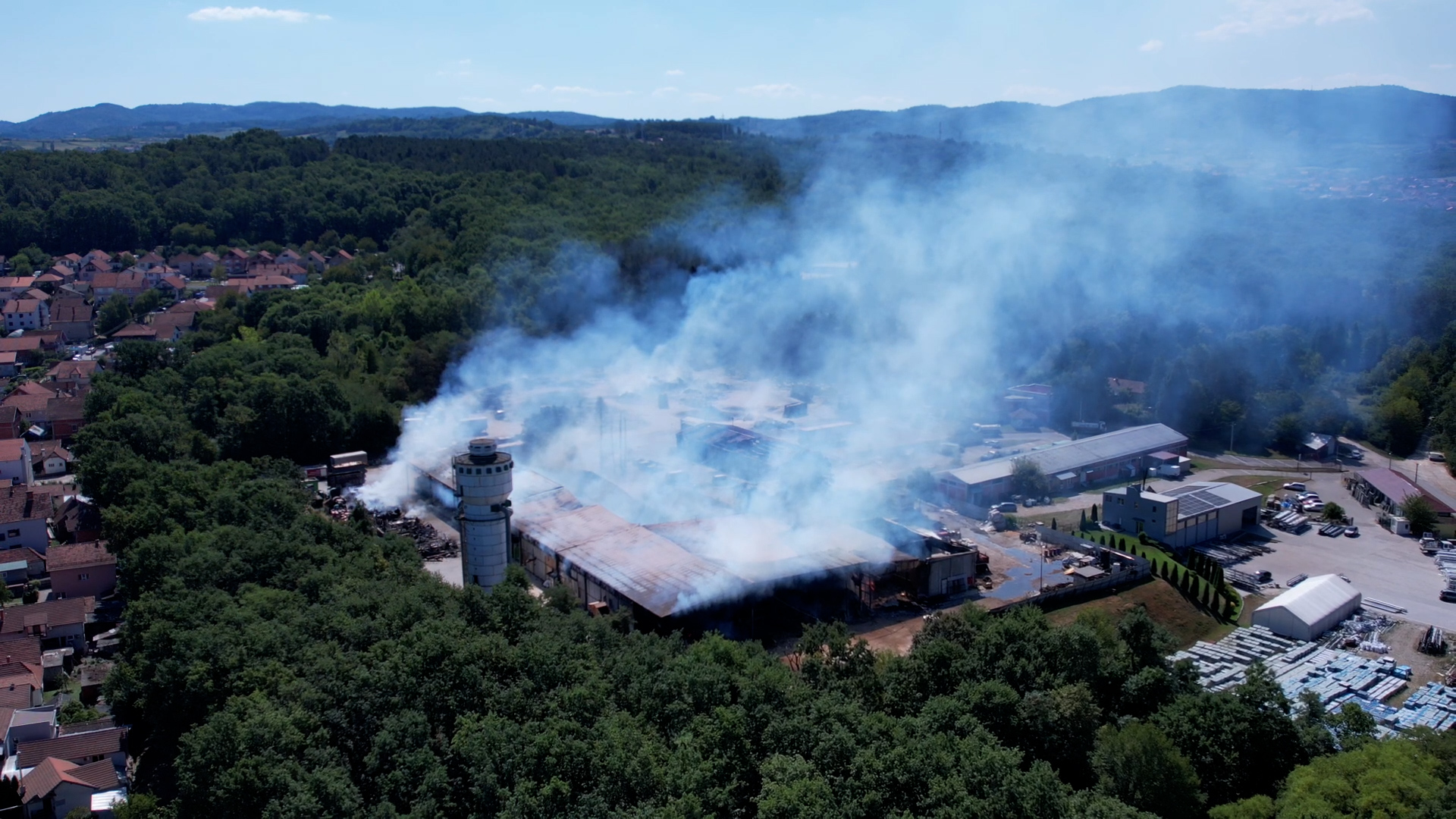 Ovako izgleda zapaljena fabrika u Kragujevcu, prvi snimci nakon suzbijanja ogromnog požara: Meštani bili u strahu za svoje živote, domove pa kažu - vatrogasci su pravi heroji, spasili su nas i svaka im čast (FOTO)(VIDEO)