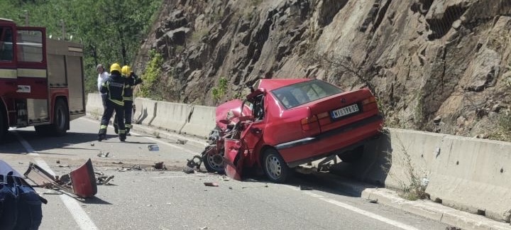 Užas na Ibarskoj kod Raške: Sudarili se automobil i autobus, ima nastradalih i povređenih