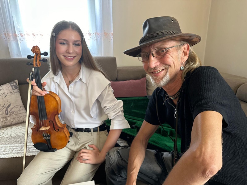 Kad ona zasvira sve staje: Mlada Ema iz sela Prijevor kod Čačka od malih nogu zaljubljena je u violinu, nije joj teško da vežba satima kako bi pogodila svaku žicu i svaki ton (FOTO)