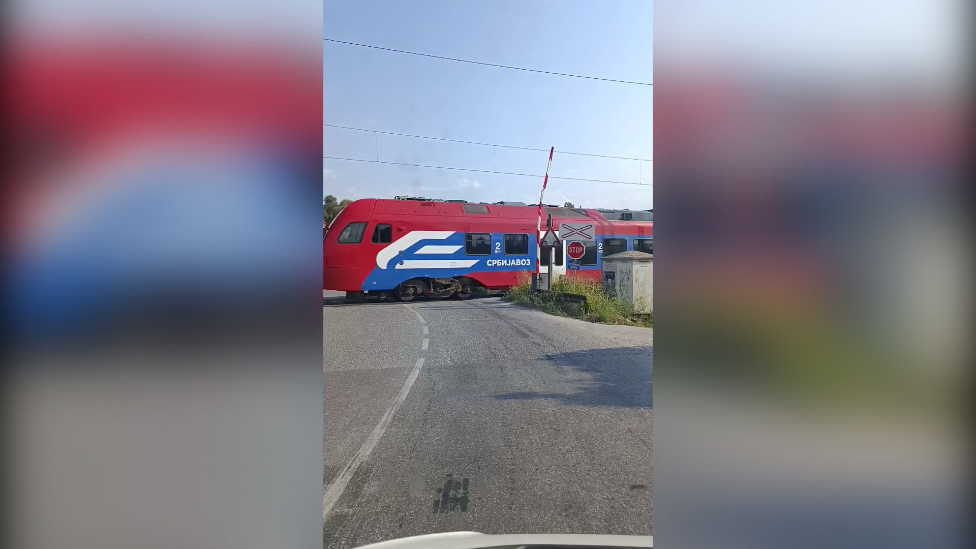 Velika opasnost na pruzi kod Valjeva: Rampa u Divcima pokvarena, vozači i mašinovođa zaustave se i ne kreću dok se ne uvere da nema nikoga na prelazu, jako rizično za vozače koji nisu iz tog kraja (VIDEO)