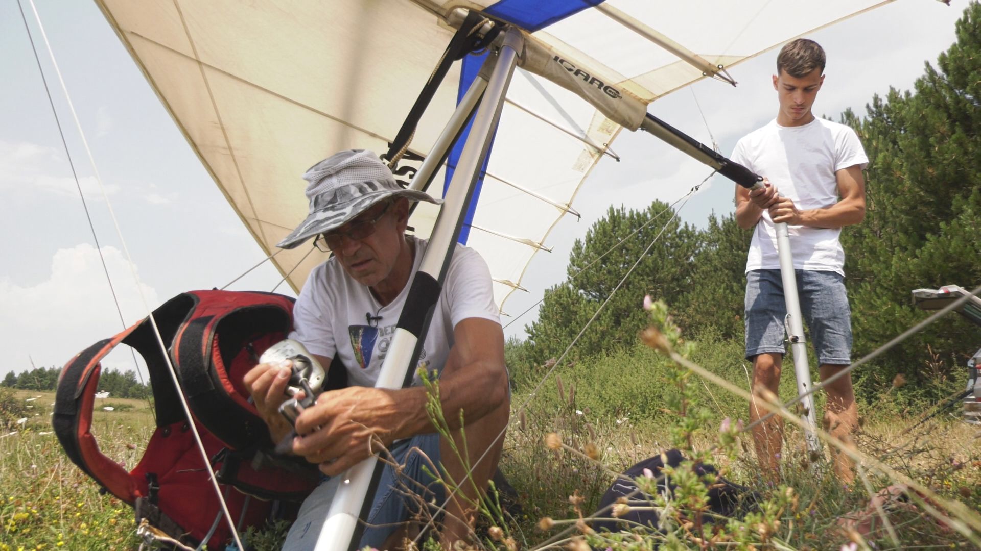 On je jedini zmajar u Srbiji, novopazarski čovek ptica: Esat leti u visine od kako je bio dečak, sam pravi svoje improvizovane zmajeve i osvaja nebo - jako opasno ali i veličanstveno (FOTO)(VIDEO)
