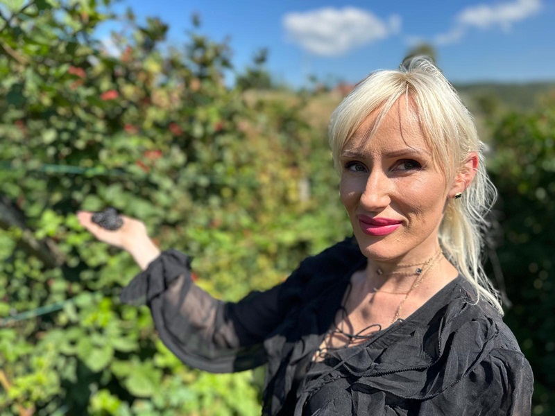 Jelena u selu Gornja Kravarica sa porodicom uzgaja kupine / foto: RINA