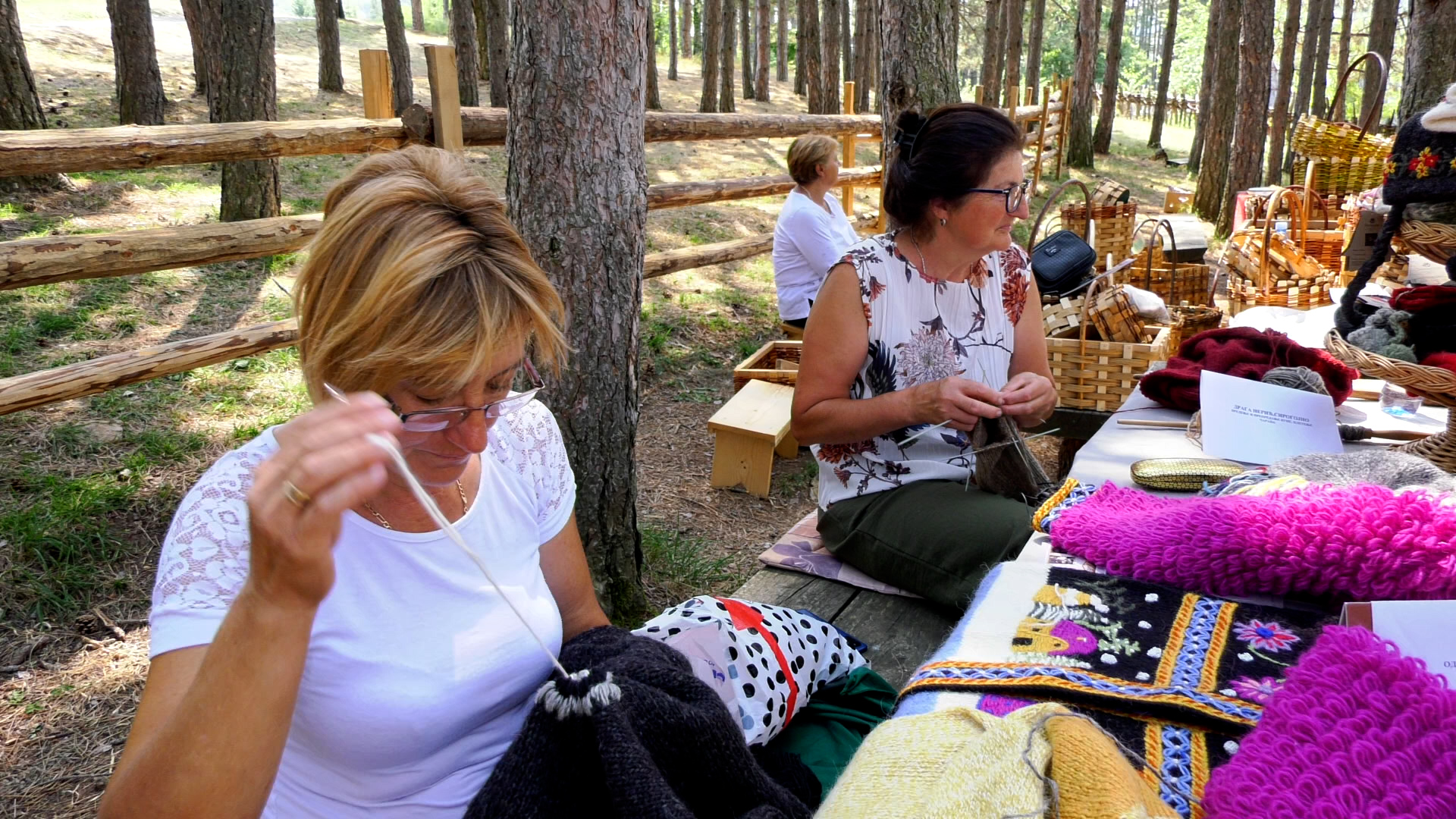 Ovo je preslatko, ručni rad je prosto savršen: Kinezi došli na Zlatibor i oduševili se Vašarom starih zanata u Sirogojnu, na sprskoj planini po prvi put u životu probali sir (FOTO)
