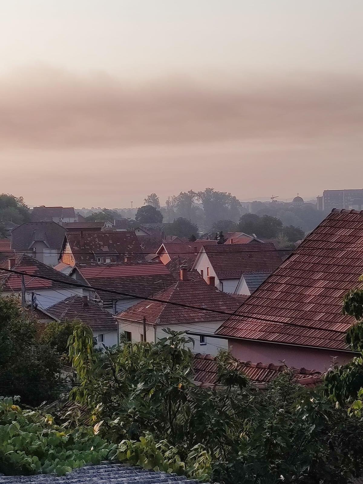 Haos u Kraljevu, gori deponija: Požar gase pripadnici komunalnih preduzeća i protivpožarne jedinice, na građane se hitno apeluje da zatvore prozore i ako ne moraju ne izlaze napolje (FOTO)