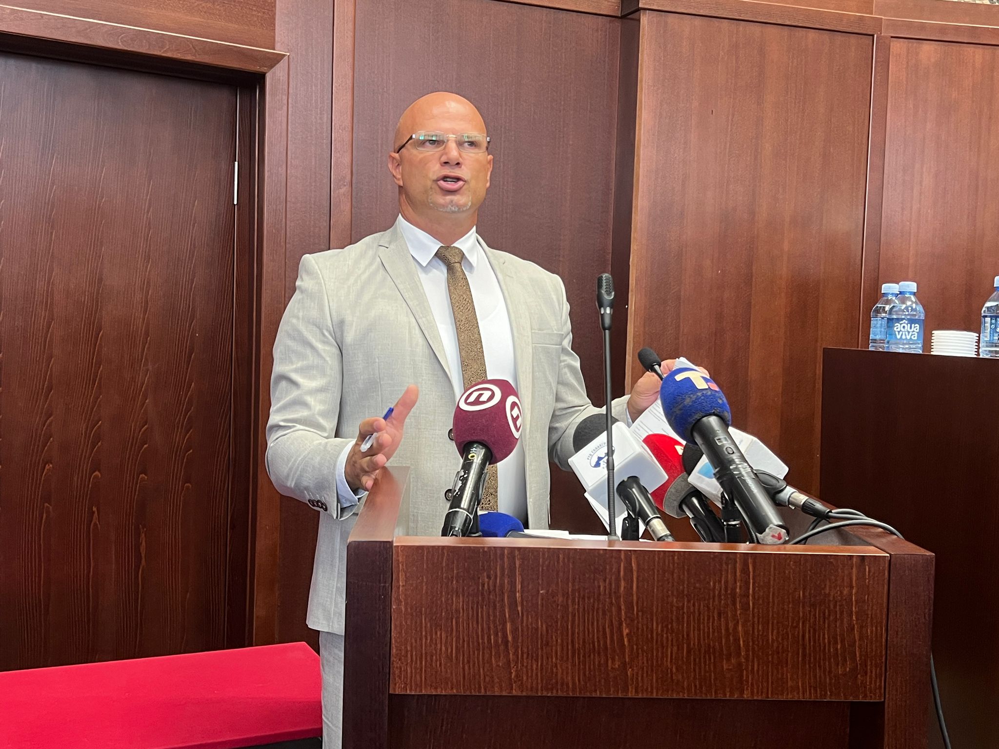 Čačak danas konačno dobija lokalni parlament: Buran početak kontitutivne sednice Skupštine grada, opozicija traži da se zasedenje prekine i zakaže novo (VIDEO)