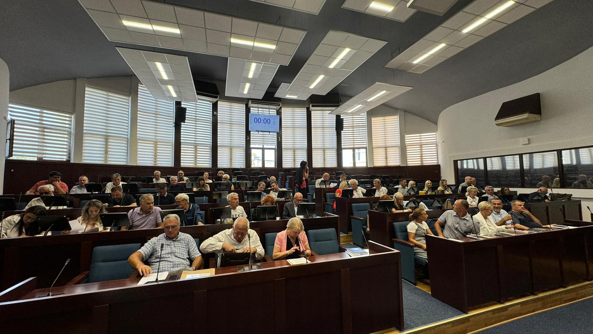 Buran početak kontitutivne sednice Skupštine grada / foto: RINA