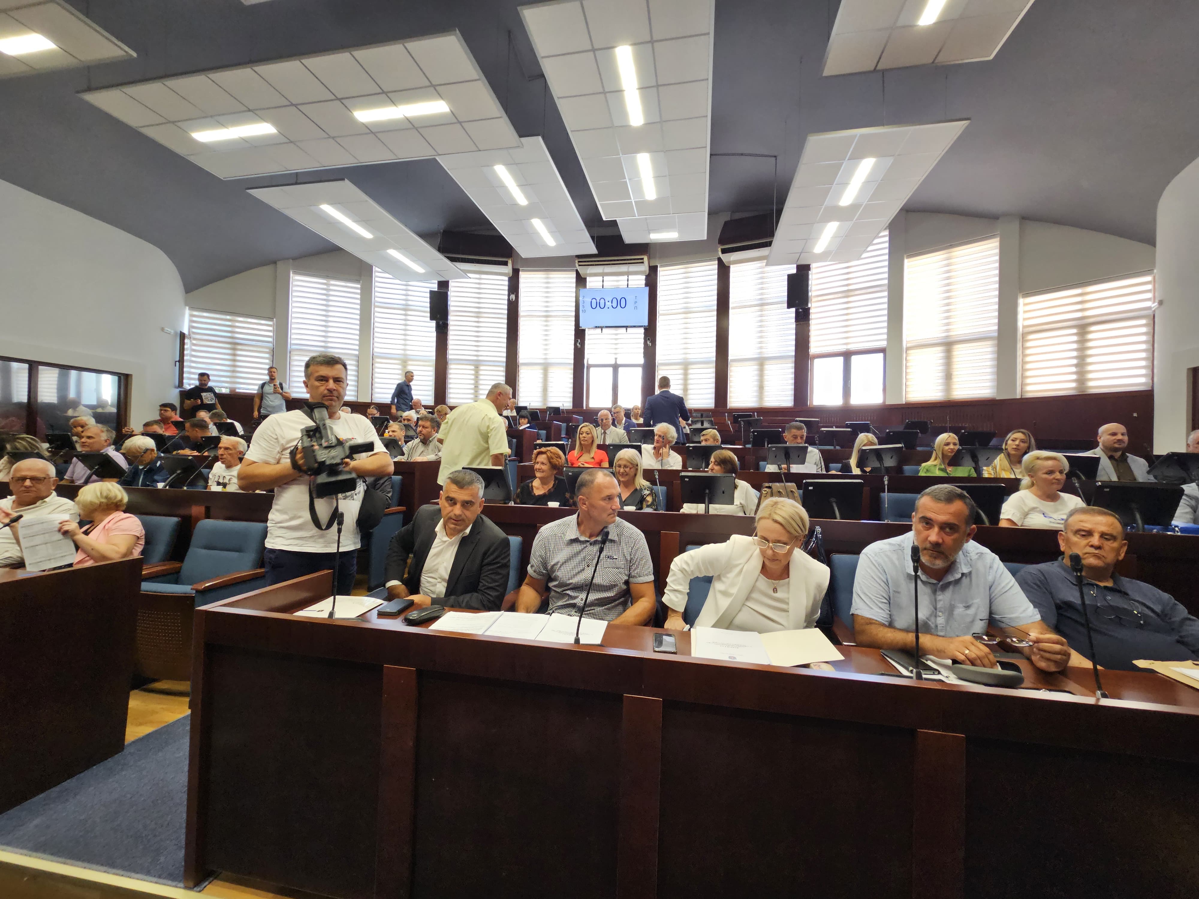 Buran početak kontitutivne sednice Skupštine grada / foto: RINA