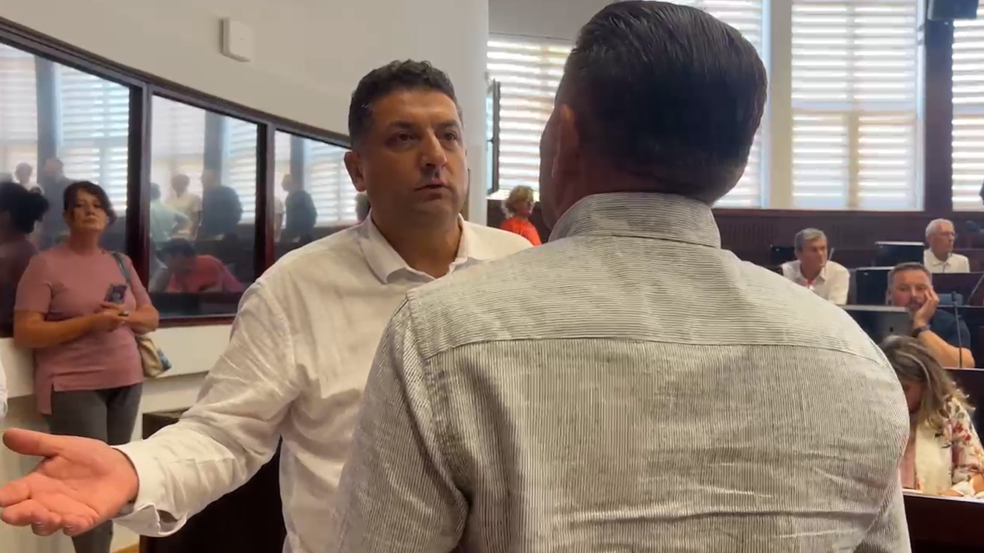Haos u Čačku: Opozicija prekinula konstitutivnu sednicu, žestoka verbalna rasprava preti da eskalira u fizički obračun (FOTO)(VIDEO)