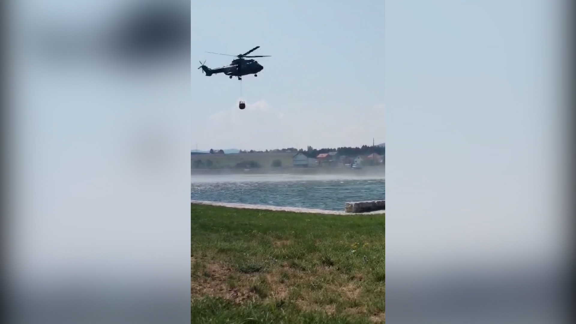 Vatrena stihija kosi na hektare šume kod Sjenice, meštani jedva odbranili domove: Helikopteri Vosjke Srbije stigli na lice mesta i pomažu u gašenju požara/ Foto: RINA