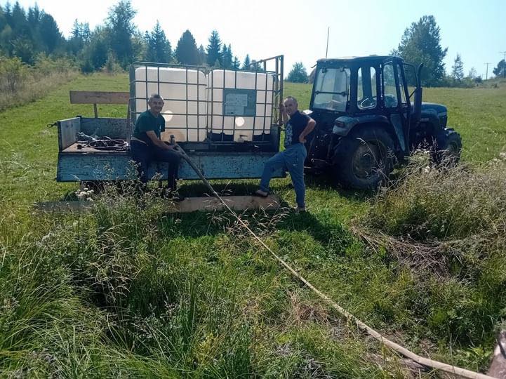 Razvoze traktorom vodu do komšija / foto: Nenad Marić, privatna arhiva