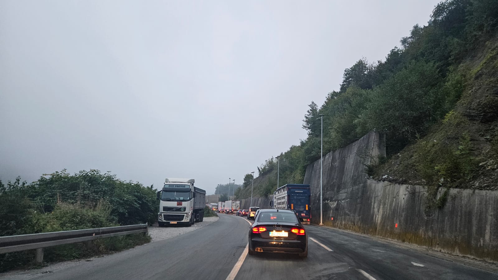 Kolaps od rane zore, čeka se i do dva sata na granici: Kilometarske kolone na prelazu Gostun, Srbi hrle na primorje a Crnogorci se vraćaju sa Zlatibora - svi su stali a jednom mestu (FOTO)