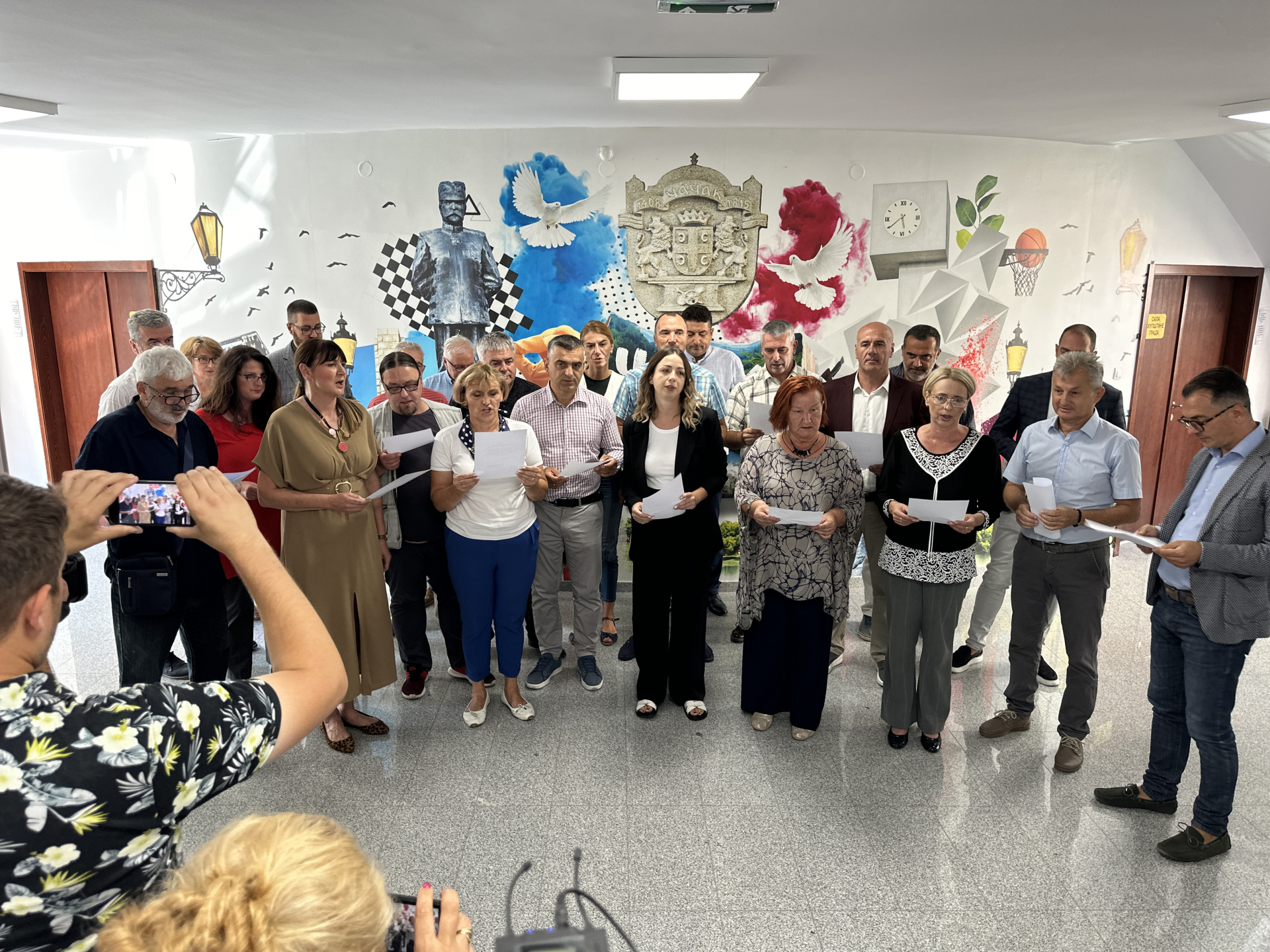 Ponovo dramatičan početak sednice: Opozicionari prvo zauzeli govornicu pa izašli u hodnik da polože zakletvu - Čačak danas konačno bira gradonačelnika, njegovog zamenika i članove Gradskog veća (FOTO)