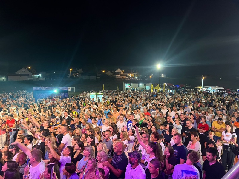Nisam verovao da ću ovo ikada doživeti, sedim ispred svoje kuće u selu a ispred mene na hiljade ljudi: Neverovatna narodna svetkovina na Suvoboru - preko 100.000 duša na Saboru violinista, ovo ima samo Srbija (FOTO)