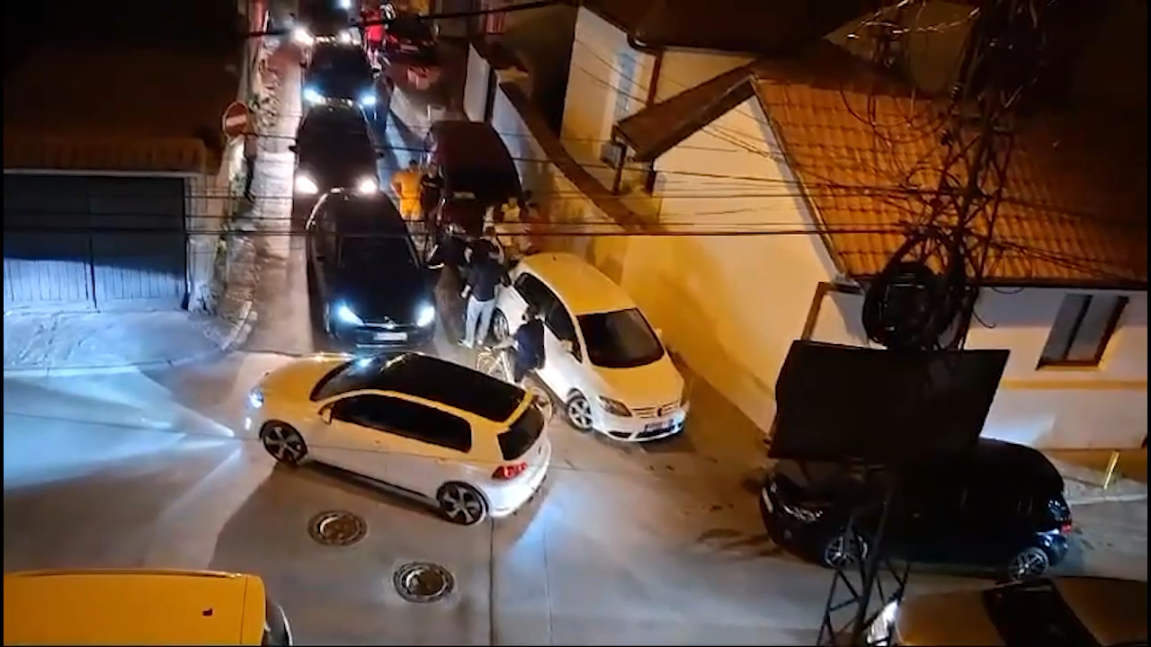 Brutalna tuča u Novom Pazaru: Nakon rasprave u saobraćaju izleteli iz kola i pesnicama izudarali maloletnike (FOTO)(VIDEO)