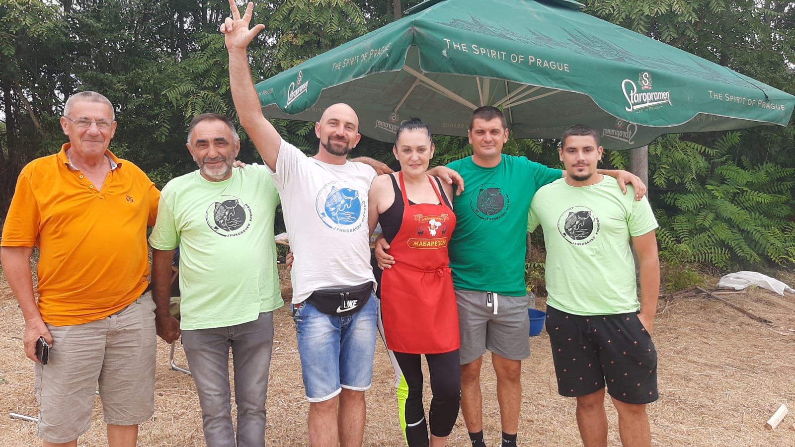 Žive usred Srbije ali ipak ne okreću prase već kuvaju riblju čorbu: Ljuta kulinarska borba u selu Žabare kod Topole, majstori ne odaju svoje male tajne (FOTO)