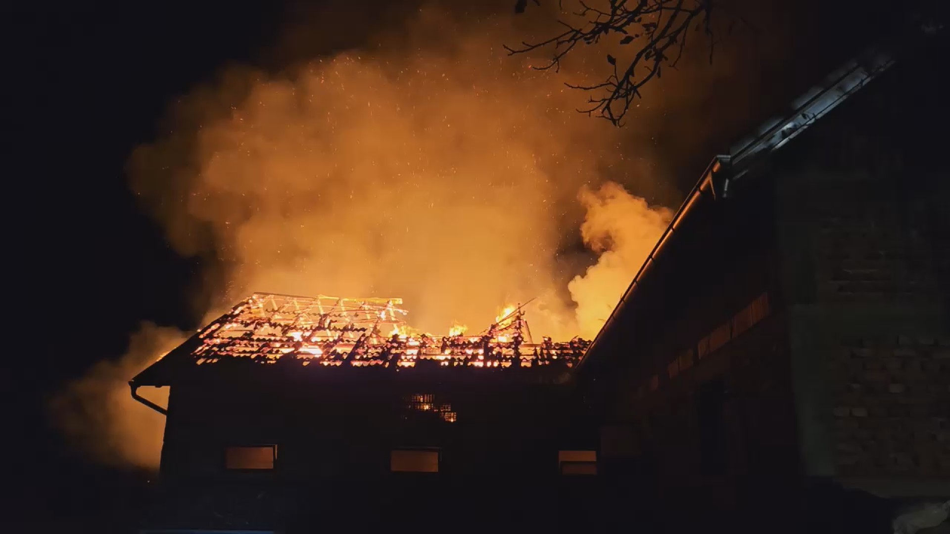Kada smo otvorili prozor imali smo šta i da vidimo, vatra je gutala pomoćne objekte: Veliki požar izbio sinoć u naselju kod Čačka, komšije spasle stado ovaca