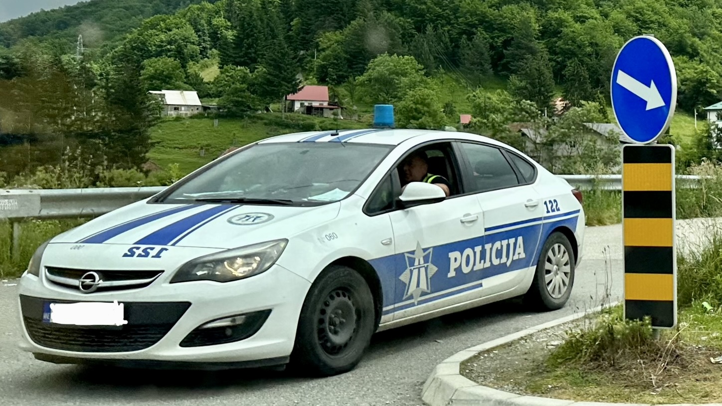 Užas u Nikšiću, muškarac osumnjičen da je pretukao devojku, pa završio u pritvoru: Na teret mu se stavlja krivično delo nasilje u porodici