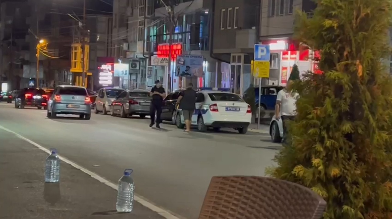 Napadač izvadio nož i izbo trojicu muškaraca: Horor na ulicama Novog Pazara, svi povredjeni prevezeni u bolnicu
