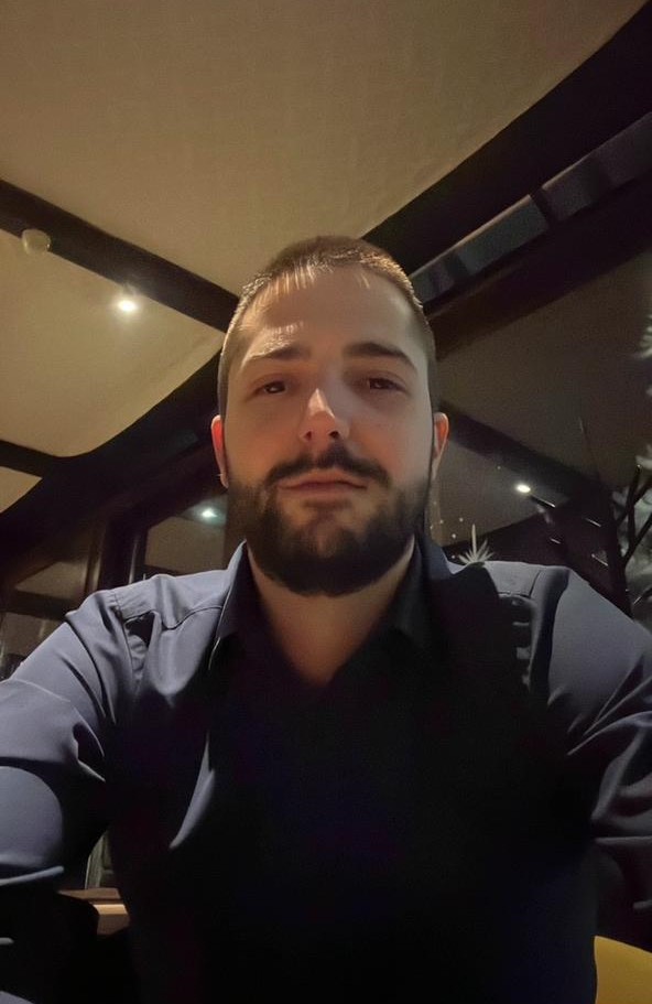Plata 1.500 eura plus bakšiš i obezbeđen smeštaj - i ovo nije na hrvatskom primorju već u srcu Srbije: Nikola je menadžer restorana na Zlatiboru i otrkiva kako zarađaju ugostiteljski radnici kod nas, ali i zbog čega je teško naći konobare i kuvare (FOTO)