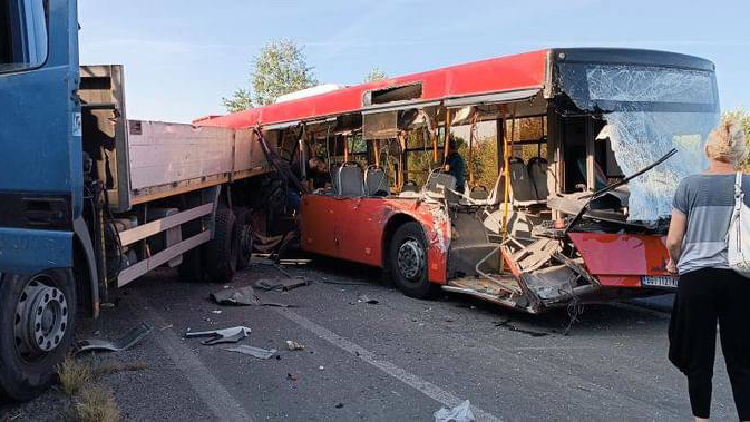 Jezive fotografije sa mesta teškog udesa teretnjaka i autobusa: Jedan osoba poginula na licu mesta, dok je više putnika povredjeno