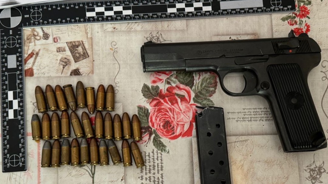 Policija upala u stan na Cetinju i pronašla pravi arsenal oružja: Protiv muškarca podneta krivična prijava zbog nošenja eksplozivnih materija (FOTO)