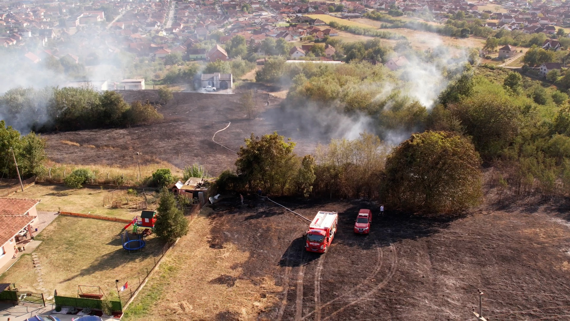 Ogroman požar izbio u Čačku: Zapalilo se nisko rastinje u Ljubiću, vatra zahvatila površinu veću od hektara a dim prekrio naselje - ugrožene kuće i Vodovod (FOTO)