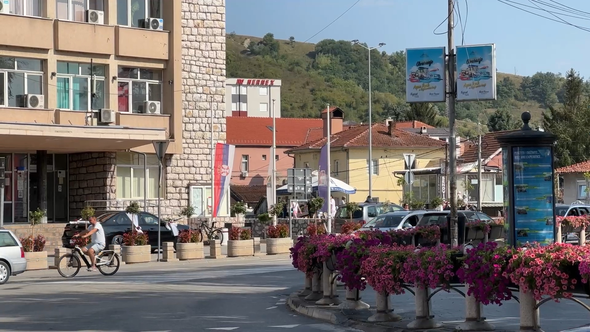 Ovo je tragedija ne samo za porodicu već i za čitav grad: Novi Pazar tuguje za ocem i dve kćerke koji su poginuli, ovako izgledaju ulice na Dan žalosti (FOTO)(VIDEO)