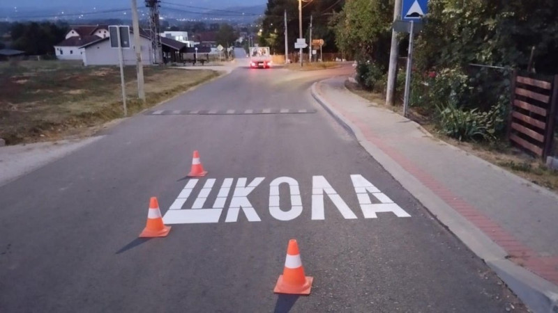 Vozači otvorite oči i usporite, deca se vraćaju u učionice: Pred početak školske godine popravlja se saobraćajna signalizacija u zonama svih škola u Čačku 