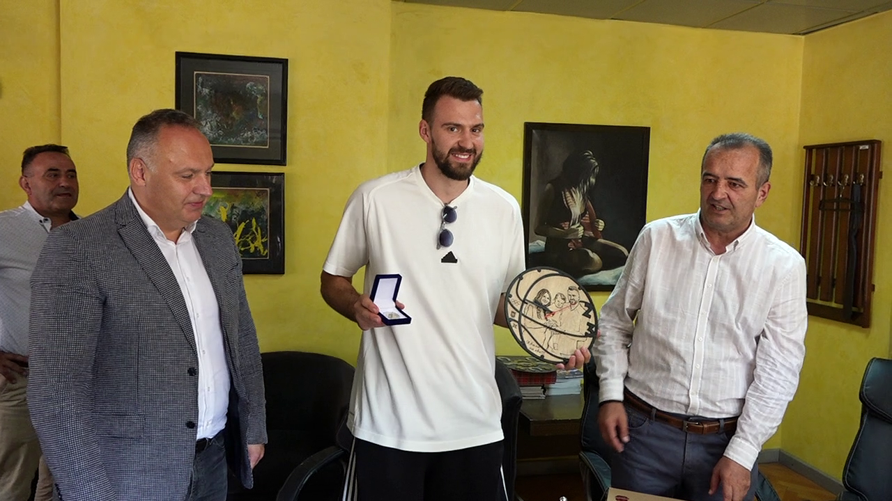 Moj Priboj me uvek uz mene, ova medalja ima zlatan sjaj: Marko Gudurić stigao u svoj rodni rad, prozvali ga madjioničar/ Foto: Opština Priboj