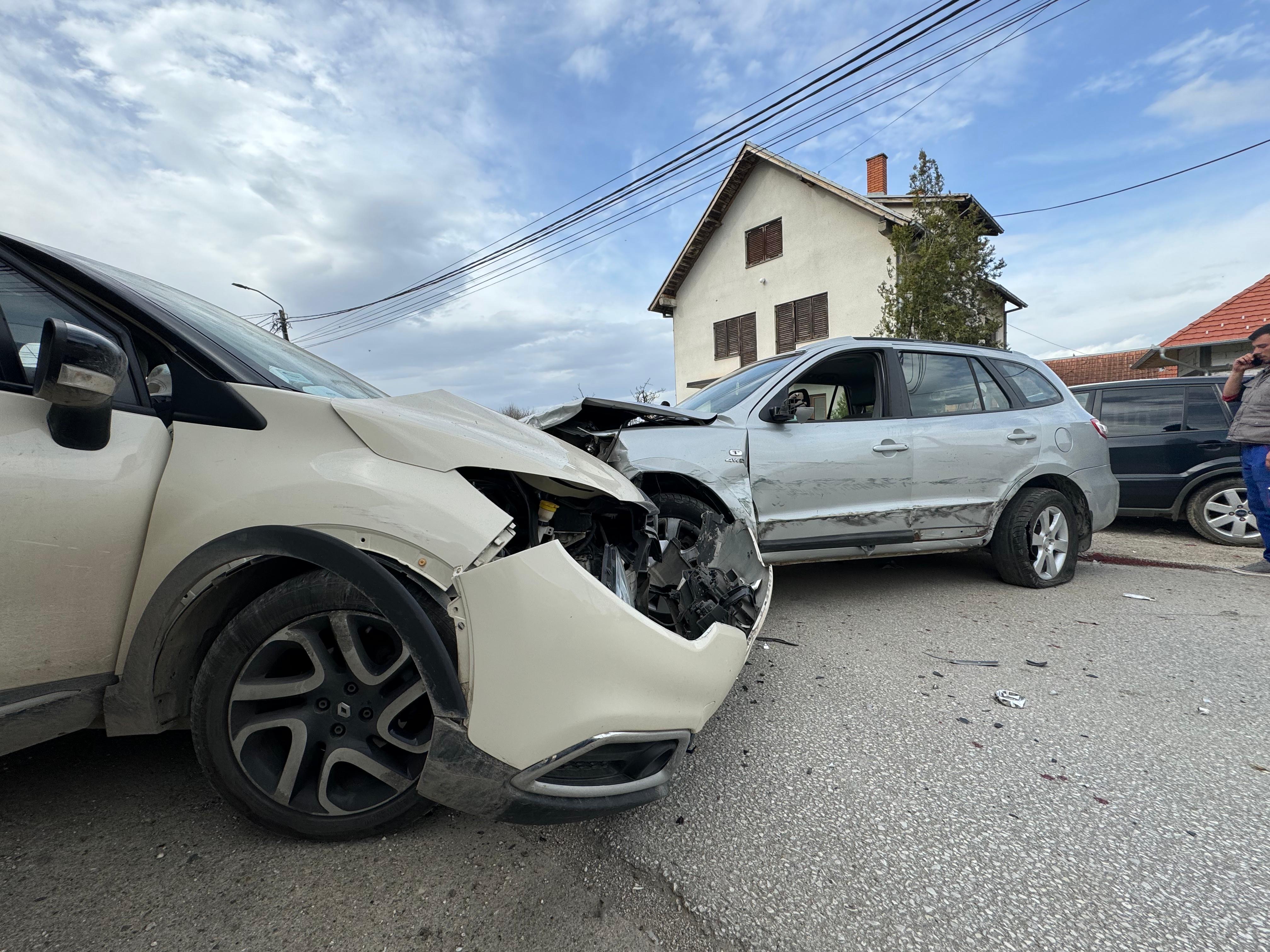 Karambol u Novom Pazaru: Vozač bmw-a izgubio kontrolu i udario u tendu porodične kuće, oštećena tri parkirana automobila i pomoćni objekat