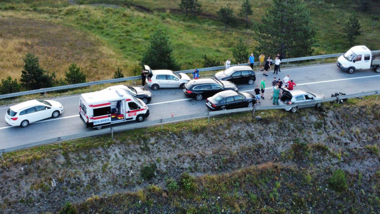 Žestok sudar kod Novog Pazara: Mladić prešao u suprotnu traku i udario u mercedes koji mu je dolazio u susret, vozila skoro potpuno slupana